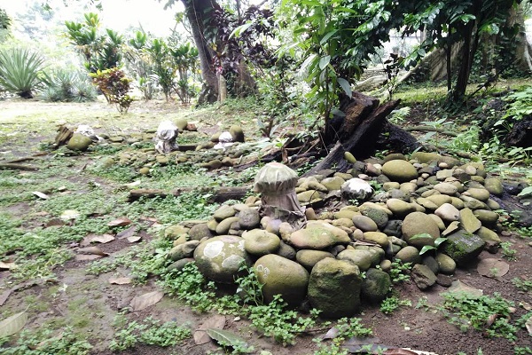 Horor Kebun Raya Bogor. Tiga Kuburan Ini Sering ‘Menyapa’ . Ih Serem…