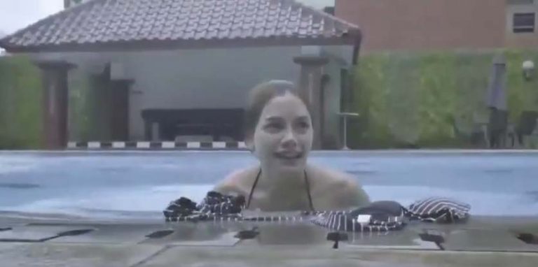 VIDEO: Bosen Tanpa Bra, Nikita Mirzani Ganti Bra di Kolam Renang