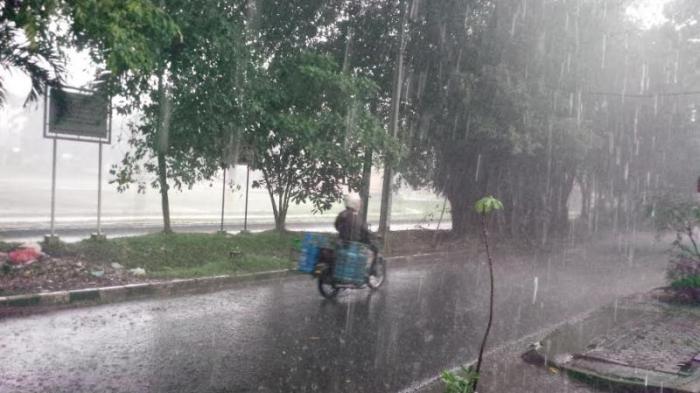 Diguyur Hujan Deras, Jalan dan Rumah Warga di Kawasan Cibinong Terendam