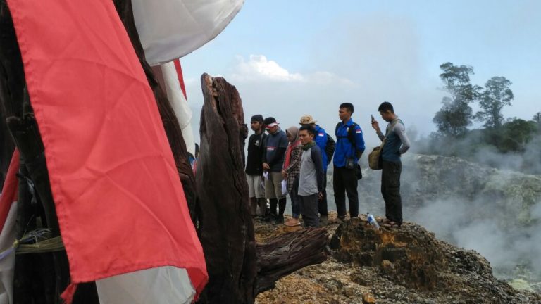 Pemuda Pamijahan Bogor Kibarkan Bendera di Kawah Ratu