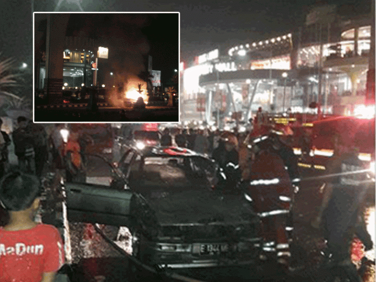 Mencekam!! Mobil BMW Terbakar Hebat di Depan Cibinong City Mall. Nih Videonya..