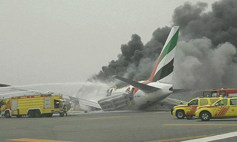 Ngeri.. Foto-foto Kecelakaan Pesawat Emirat Viral di Medsos. Nih!