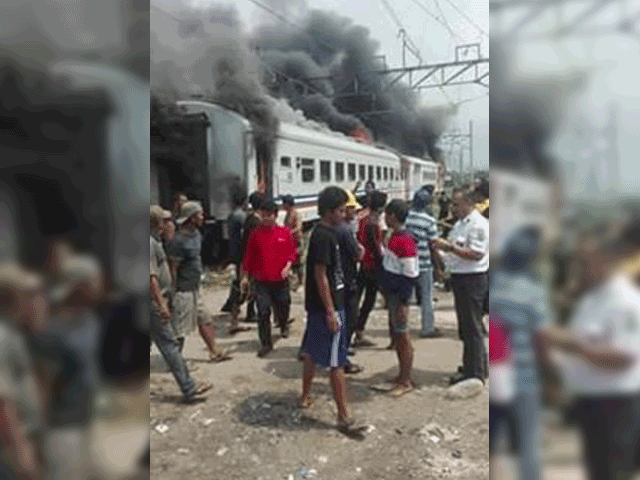 VIDEO Detik-detik Kereta Terbakar Hebat di Tanjung Priok