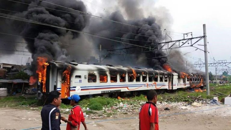 Kereta Api Terbakar Hebat di Stasiun Tanjung Priok, Penumpang Berhamburan