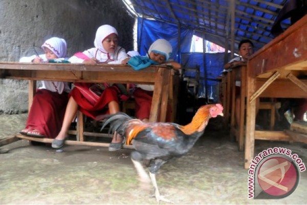 Astagfirullah, Siswa SD Sirna Asih Bogor Harus Belajar di Kandang Ayam. Ini Foto-fotonya!!