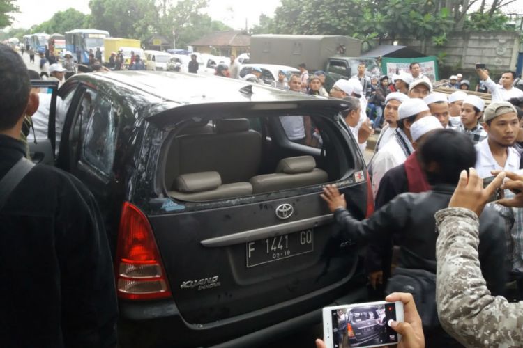 Nih Videonya: Bentrok Massa Habib Rizieq di Bandung. Satu Orang Terluka, 1 Mobil Rusak!!