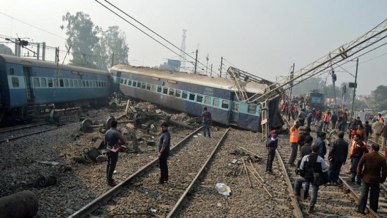 Kecelakaan Kereta di India, 23 Tewas dan Ratusan Orang Luka Parah. Nih videonya!!