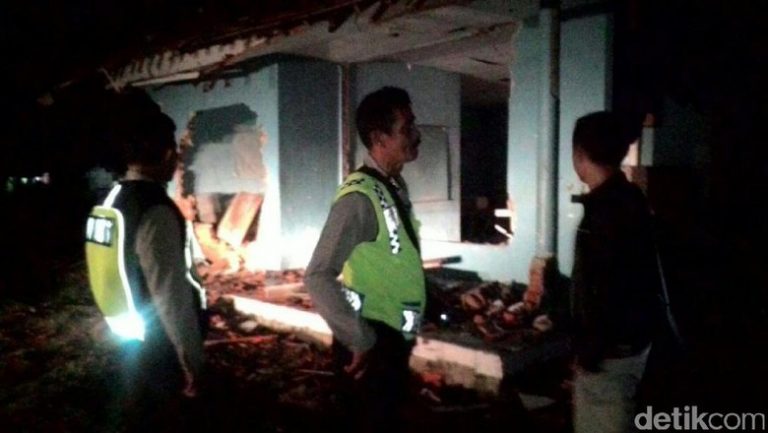 Video: Gara-gara Cepretan Air, Pos TNI AU Ujung Genteng Sukabumi Dirusak Massa
