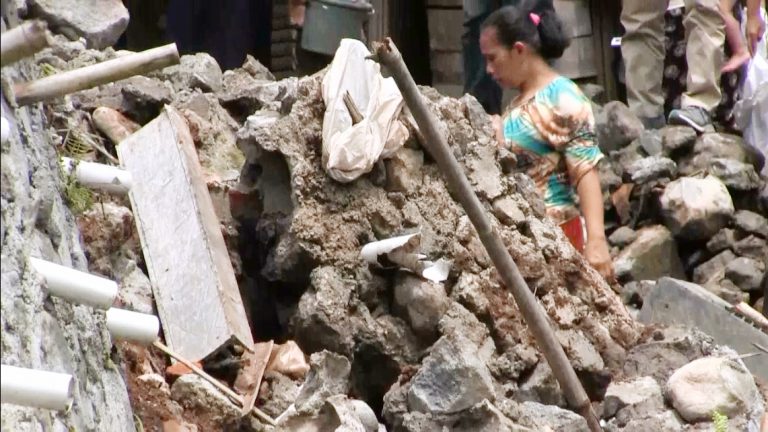 Video: Kasihan, Tebing 10 Meter Ambruk Menimpa Rumah Warga di Bantarkemang Bogor Ini…