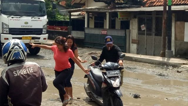 Ini Janji Bupati Bogor Terkait Wisata Jalan Rusak di Citeureup