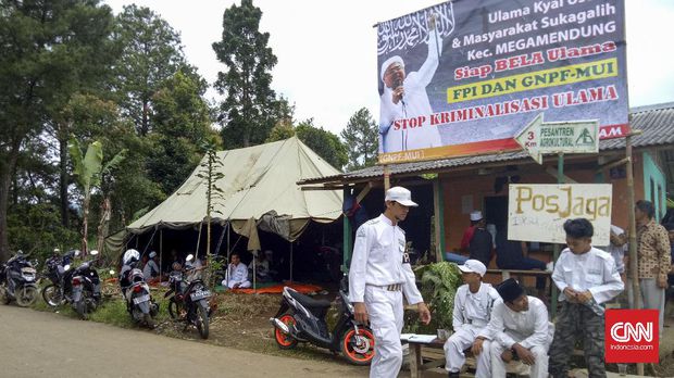 Massa FPI Jaga Ketat Kediaman Habib Rizieq di Megamendung Bogor