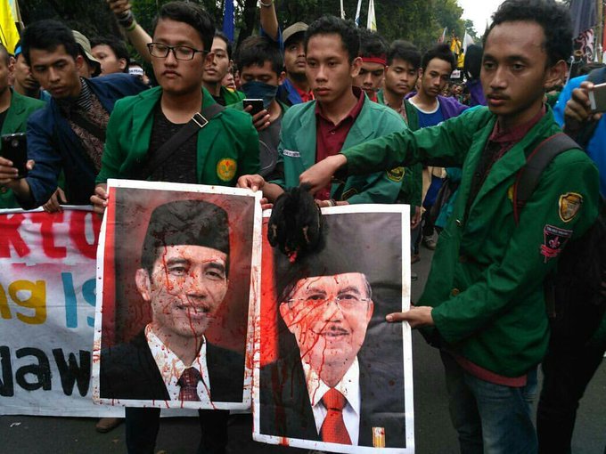 Video: Demo Mahasiswa UNJ Sembelih Ayam di Foto Jokowi Ini Viral di Medsos