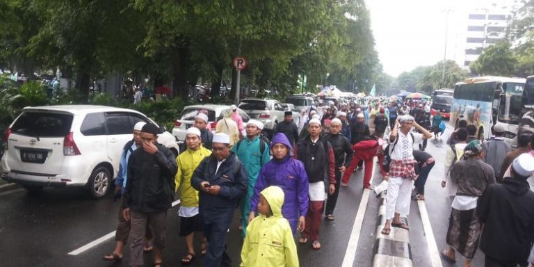 Massa Aksi 112 di Istiqlal Meluber ke Jalan-jalan