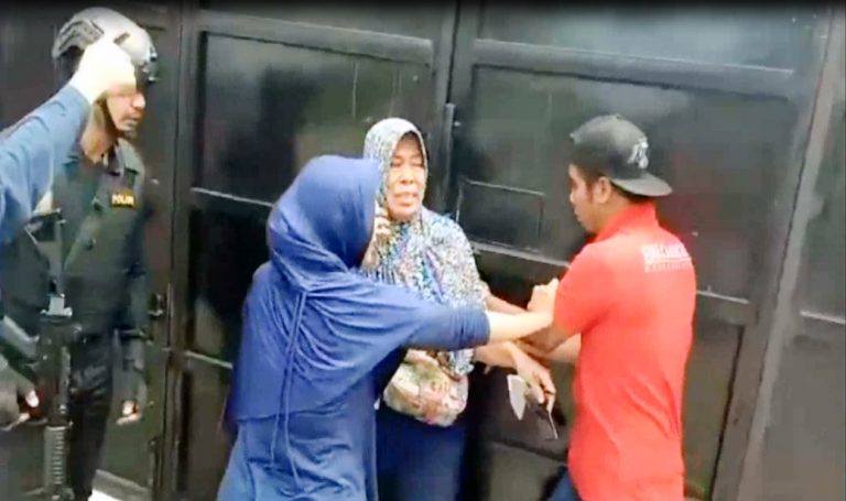 Video: Dijaga Polisi Bersenjata, Ibu Ini Ngamuk Saat Lahannya Diukur Petugas BPN. Begini Kronologis…