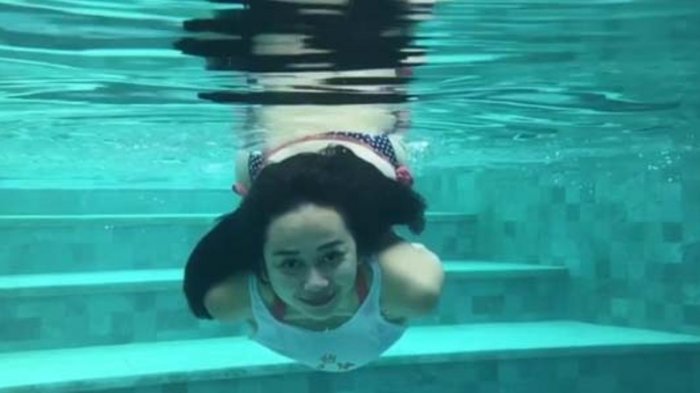 Video: Netizen Gaduh, Aura Kasih Posting Berenang Pakai Bikini Bintik Putih!!