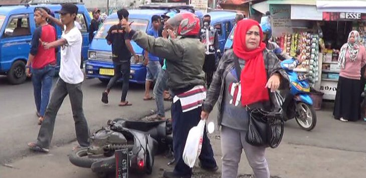 Astaga, Angkot Bogor Sweeping Lagi Ojek Online. Beberapa Kendaraan Driver Ojek Dihancurkan!!