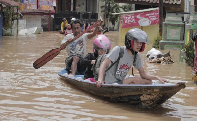 Banjir Rendam Rumah, Warga Terpaksa Naik Perahu