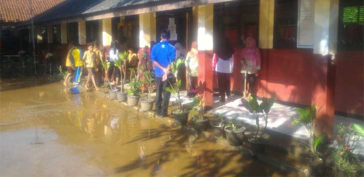 Bersihkan Sisa Banjir, Siswa di Bogor ini Batal Try Out