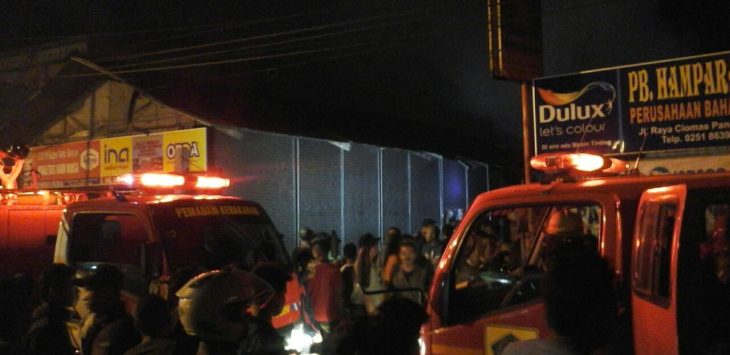 Ada Kebakaran Hebat di Jalan Raya Ciomas Bogor, Arus Lalu Lintas Ditutup