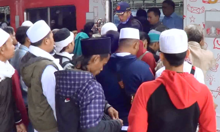 VIDEO: Massa Aksi 313 Menyerbu Stasiun Bogor Menuju Masjid Istiqlal