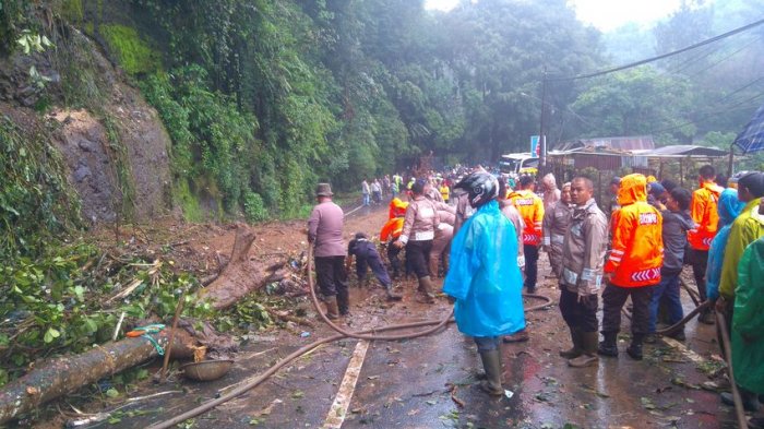 Waspada!! Tebingan Ambrol Menutupi Jalur Puncak Bogor-Cianjur