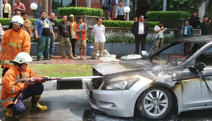 Mobil Mewah Mendadak Terbakar di Jalan Pandu Bogor, Pengemudi Jebol Kaca Mobil