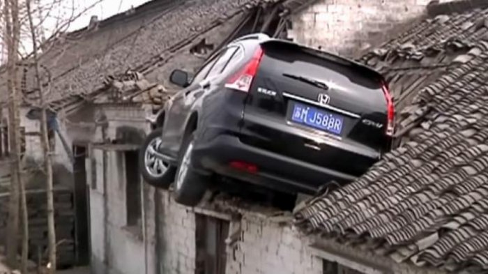 VIDEO: Lihat! ‘Mobil Terbang’ Ini Nyangkut di Atap Rumah