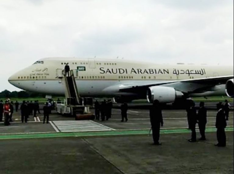 Penampakan Raja Salman Keluar dari Pesawat di Bandara Halim