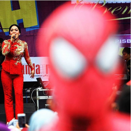 Begini Serunya Selfie Bareng Spiderman Bogor