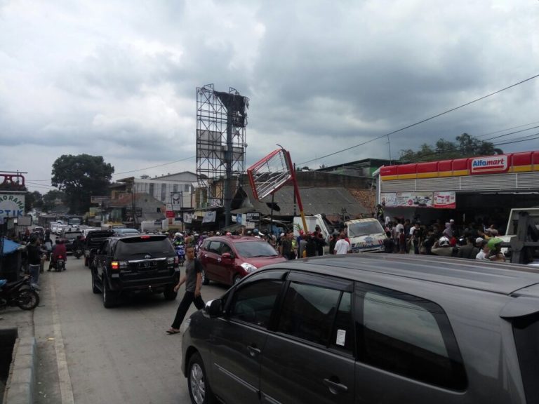 Tabrak Sepeda Motor, Fortuner Ini Juga Hantam Warung di Ciawi