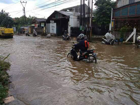 Lihat Nih, Banjir di Jalanan Citeureup dan Sentul Bikin Nyesek