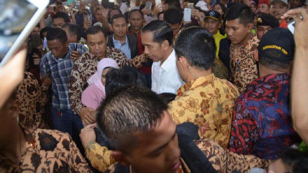 Batal Nonton di CCM, Jokowi Kasih Hadiah Ini ke Pengunjung