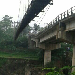 
 Mengerikan! Jembatan Cipamingkis Jonggol Patah. Nih Fotonya