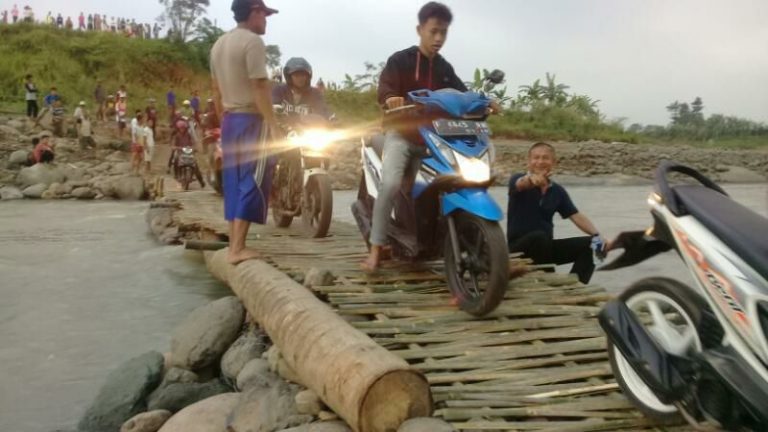 Jembatan Darurat Cipamingkis Rawan Terbawa Hanyut