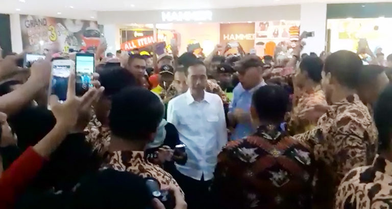 VIDEO: Begini Kegaduhan Pengunjung Mall CCM Cibinong Lihat Jokowi Nongol