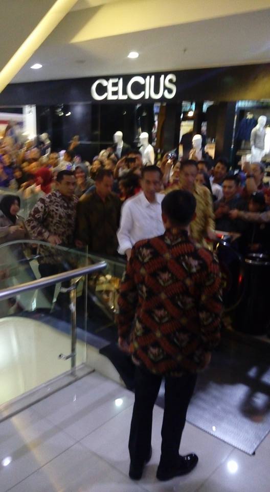 Pengunjung Mal Rebutan Foto Bareng Jokowi di CCM