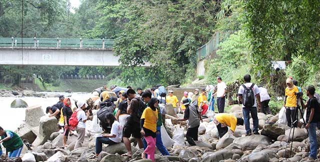 15.939 Karung Sampah Terangkut dari Sungai Ciliwung