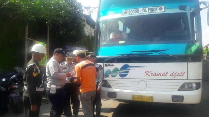 Bus Jurusan Bogor-Bandung Dihadang Petugas Dishub