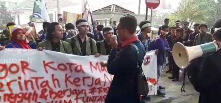 VIDEO: Demo di Balaikota, Mahasiswa Dicueki Walikota