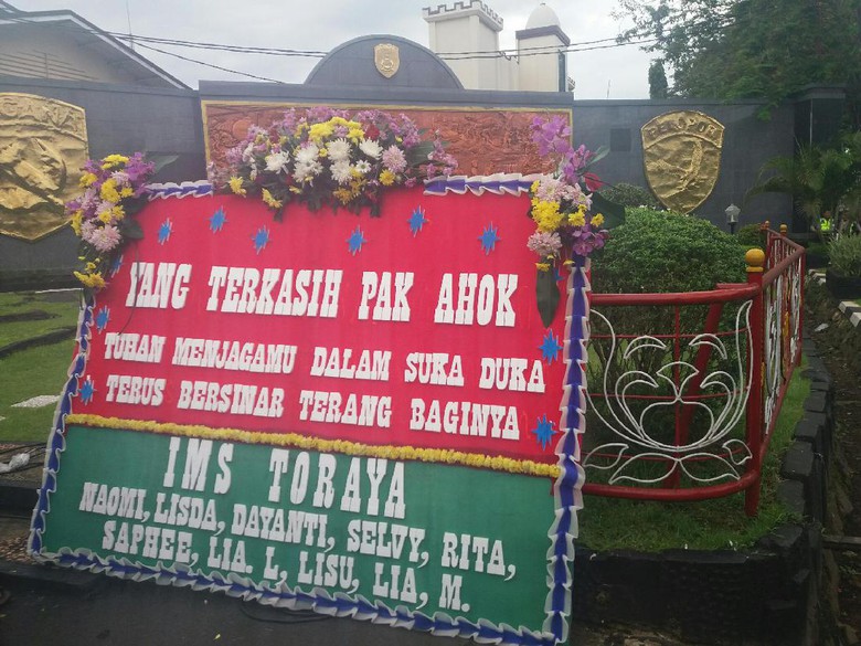 Ahok Dipindah ke Mako Brimob Depok  Karangan  Bunga  Berdatangan