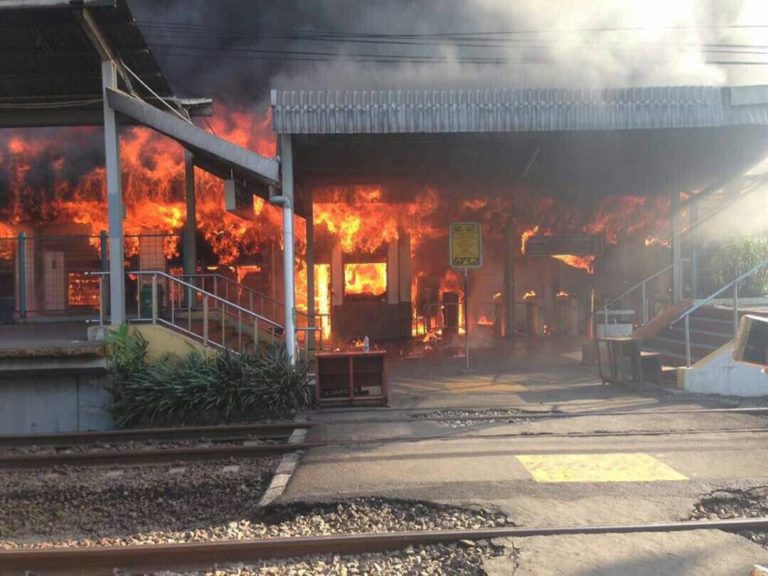Kobaran Api Lahap Stasiun Klender, Lihat Nih Foto-fotonya