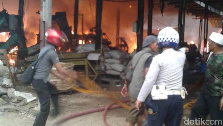 Video: Api Melahap Pabrik dan Rumah Warga di Jalan Solis