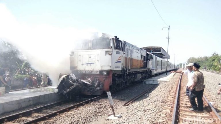 Dihantam Kereta Argo, Mobil Terbakar Hingga 4 Tewas
