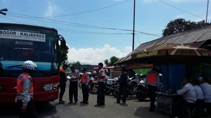 Petugas Dishub Razia Bus bus di Terminal Baranangsiang