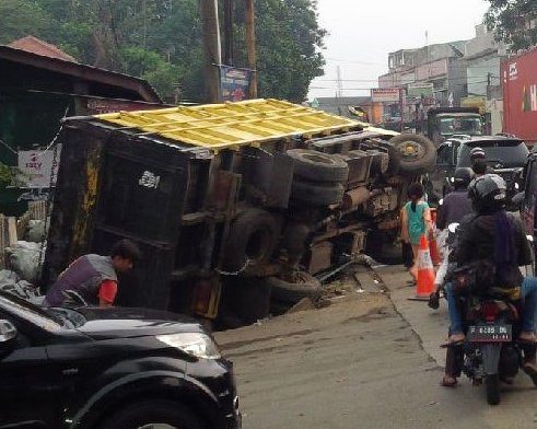 Truk Terguling di Jalan Rancamaya Ciawi