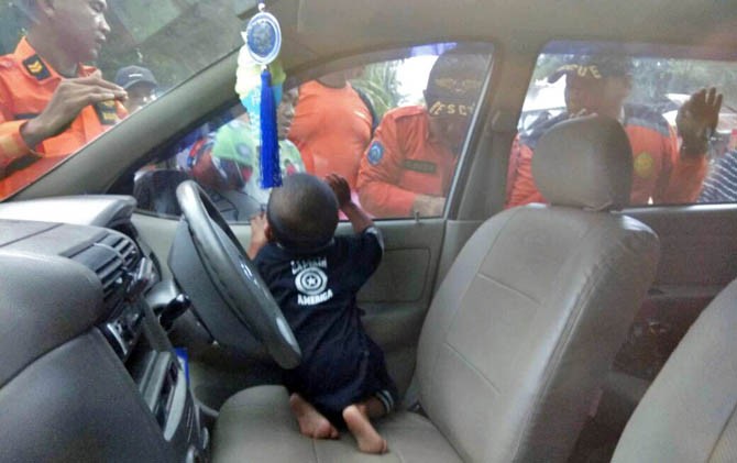 Orang Tua Lalai, Bocah Ini Malah Terkunci di Dalam Mobil