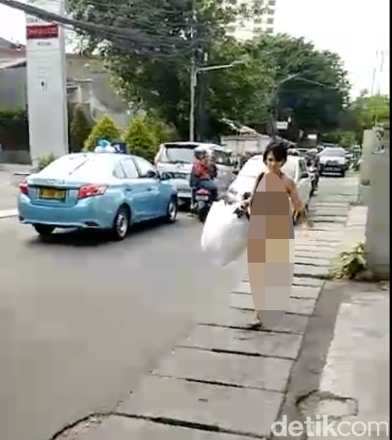 Polisi Buru Wanita Setengah Bugil yang Gentayangan di Jalan