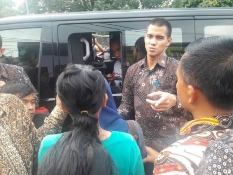 Naik Minibus Hitam, Jokowi Keliling Bogor Bagi Sembako