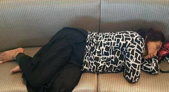 Anti Jaim, Menteri Susi Tidur Nyenyak di Sofa Bandara