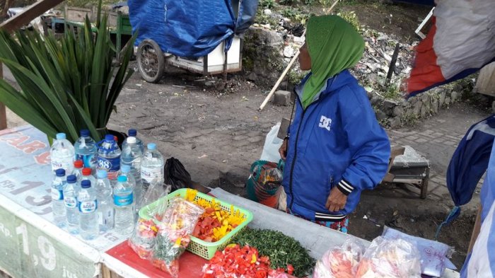 Berkah Tahunan, Penjual Kembang di Makam Laris Manis